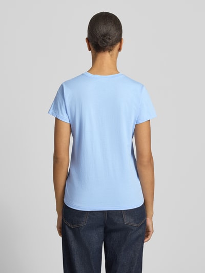 Frauenmodel trägt Regular Fit T-Shirt aus reiner Baumwolle von Polo Ralph Lauren, Optik: Unifarben, Logo-Stitching, Rundhals, Kurzarm, Ganzkörperansicht Rückansicht.