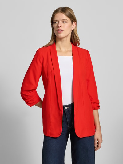 Frauenmodel trägt Regular Fit Longblazer mit Viskose-Anteil Modell 'BOSELLA' von Pieces, Optik: Unifarben, Webstruktur, Ganzkörperansicht von vorne.
