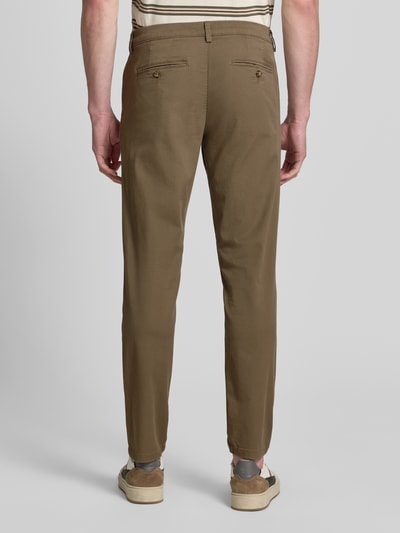 Männermodel trägt Slim Fit Chino aus Baumwoll-Mix Modell 'MILES' von Selected Homme in Unifarbe mit Gesäßtaschen, Ganzkörperansicht Rückansicht.