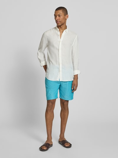 Männermodel trägt Shorts mit elastischem Bund von Scotch & Soda in Blau, Baumwoll-Leinen-Mix, Regular Fit, Ganzkörperansicht von vorne.