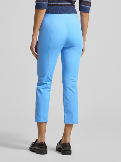 Männermodel trägt Slim Fit Schlupfhose im 7/8-Design von Raffaello Rossi, elastyczna mieszanka materiałów z mieszanką bawełny, krój slim fit, długość 7/8, elastyczny pas, szerokość w rozmiarze 36: 38 cm, długość wewnętrzna nogawki w rozmiarze 36: 60 cm, jasnoniebieski kolor, jednolita faktura. Ganzkörperansicht Rückansicht.