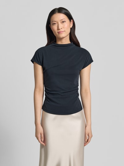 Frauenmodel trägt T-Shirt aus Modal-Mix mit Raffungen von Jake*s Collection, Slim-Fit, Stehkragen, dunkel, Ganzkörperansicht von vorne.