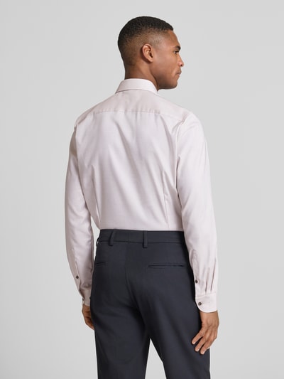 Männermodel trägt Slim Fit Businesshemd aus Baumwoll-Mix mit Kentkragen von OLYMP Level Five in zartem Weiß, Ganzkörperansicht Rückansicht. Baumwoll-Mix, elastisch, Langarm, Sportmanschetten, Rückenlänge 80 cm, Schulterbreite 43 cm, Ärmellänge 67 cm.