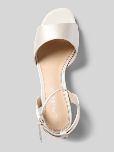 Produktfoto, Sandalette mit Blockabsatz Modell 'BEATE' von Buffalo aus Satin mit Riemen und Dornschließe, Absatzhöhe 6 cm, Schaftweite 7 cm, Farbe Creme, glatt-matte Textur, Größe 40.