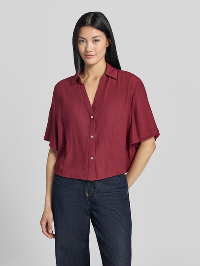 Kobieta modelka nosi Boxy Fit Kurzarmbluse aus Viskose-Mix od s.Oliver RED LABEL, bluzka z krótkim rękawem w kolorze bordowym, faktura marszczona, przód, ujęcie całej sylwetki