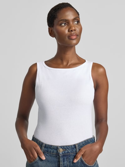 Frauenmodel trägt Regular Fit Tanktop aus reiner Baumwolle von Marc O'Polo in Weiß, glatte Textur, Nahaufnahme Oberkörper, Damen Tanktop.