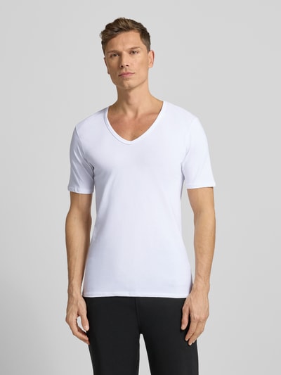 Männermodel trägt T-Shirt mit V-Ausschnitt von MCNEAL aus weißem Baumwoll-Mix mit Stretch-Anteil, Regular Fit, Teilungsnähte, Ganzkörperansicht von vorne.