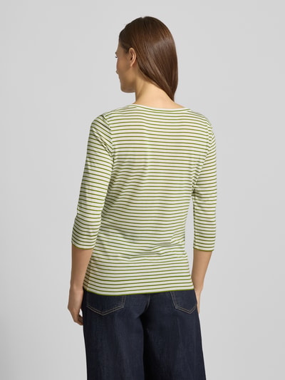 Frauenmodel trägt Longsleeve mit 3/4-Ärmel von Windsor in Weiß mit grünen Streifen, Regular Fit, Mix aus Lyocell und Baumwolle, Ganzkörperansicht Rückansicht.