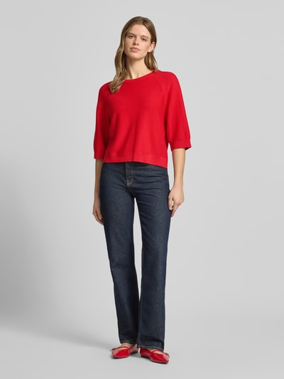 Vrouwenmodel draagt Relaxed Fit Pullover aus reiner Baumwolle van Marc O'Polo Denim, look: effen, pasvorm: relaxed fit, ronde hals, korte raglanmouwen, mouwboord en rompzoom geribd, materiaalverwerking: ribtricot, puur katoen, felrode kleur, gladde textuur, Ganzkörperansicht van voren.