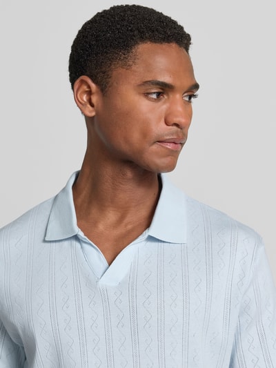 Männermodel trägt Regular Fit Poloshirt in Jaquard-Strick von Lindbergh in Hellblau, reine Baumwolle, Nahaufnahme Oberkörper.