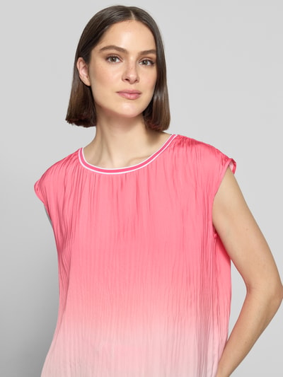 Frauenmodel trägt Bluse mit Strukturmuster und Rundhalsausschnitt von Marc Cain, gerader Schnitt, Label-Detail, rosa Farbverlauf, Nahaufnahme Oberkörper. Rückenlänge bei Größe 36: 56 cm.
