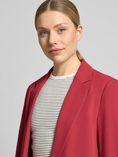 Kobiece model prezentuje Regular Fit Blazer mit Reverskragen von Jake*s Collection, czerwony, gładka tekstura, krój regular fit, elastyczna mieszanka materiałów, patki kieszeni, długość tyłu w rozmiarze 36: 69 cm, szerokość w rozmiarze 36: 46 cm, długość rękawa w rozmiarze 36: 52 cm, zbliżenie na górną część ciała
