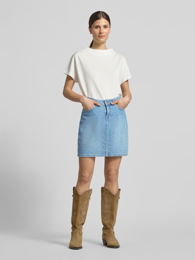 Frauenmodel trägt Jeansrock im Allover-Look Modell 'BEATRICE' von Mustang, blauer Baumwoll-Elasthan-Mix, gerader Schnitt, Ganzkörperansicht von vorne.