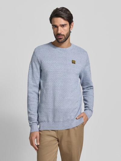 Männermodel trägt Strickpullover mit gerippten Abschlüssen von PME Legend aus reiner Baumwolle, Regular-Fit, Rundhalsausschnitt, Label-Detail, Ganzkörperansicht von vorne.