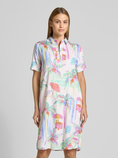 Modelka nosi kolorową sukienkę 'Knielanges Hemdblusenkleid mit kurzer Knopfleiste' od Milano Italy z czystej bawełny, prosty krój, do kolan, kołnierzyk koszulowy, krótka lista guzików, długość tyłu w rozmiarze 36: 98 cm, szerokość w rozmiarze 36: 54 cm, długość rękawa w rozmiarze 36: 26 cm, widok całej sylwetki z przodu