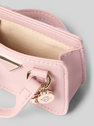 Produktfoto, Tasche in Leder-Optik mit Logo-Detail von Guess in Rosa mit offenem Hauptfach, Tragehenkel und goldfarbenen Akzenten