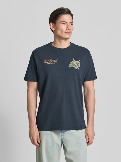 Männermodel trägt Relaxed Fit T-Shirt mit Label-Prints und Rundhalsausschnitt von PME Legend, Herren T-Shirt aus Reine Baumwolle in Dunkelblau, Rückenlänge bei Größe M 70 cm, Ganzkörperansicht von vorne.