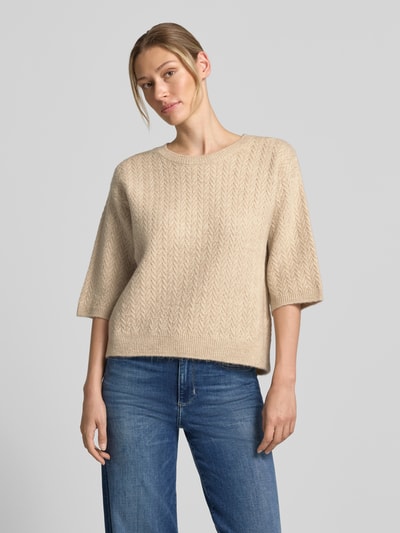 Frauenmodel trägt Relaxed Fit Pullover in Strick-Optik von MORE, Rundhalsausschnitt, 1/2-Arm, beige, strukturierte Oberfläche, Ganzkörperansicht von vorne.