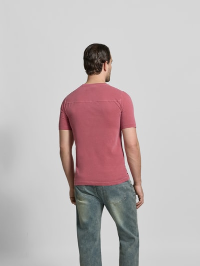 Männermodel trägt Slim Fit T-Shirt aus reiner Baumwolle von Dsquared2 in Rosa mit Kurzarm, Rückenlänge 68 cm, Ganzkörperansicht Rückansicht.