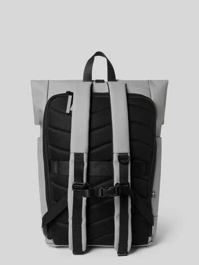 Produktfoto, Rucksack mit Logo-Detail Modell 'Spläsh Rolltop' von GASTON LUGA in Grau und Schwarz, robuste Textur, breite Schulterriemen, Hauptfach mit Reißverschluss, Größe 42x48x14 cm, Schulterriemen 88 cm, für Herren