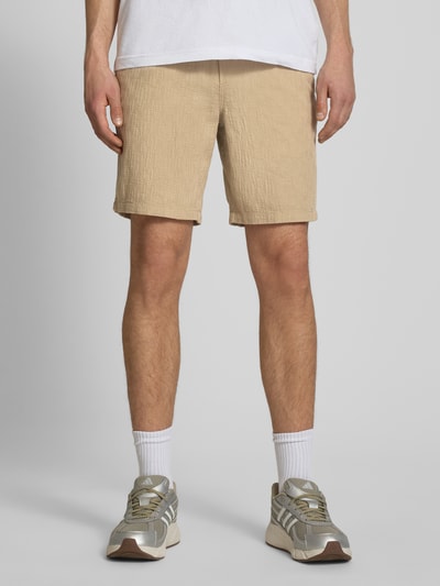 Männermodel trägt Shorts mit Strukturmuster Modell 'JAIDEN' von Jack & Jones aus Material-Mix, Regular-Fit, beige, Ganzkörperansicht von vorne.