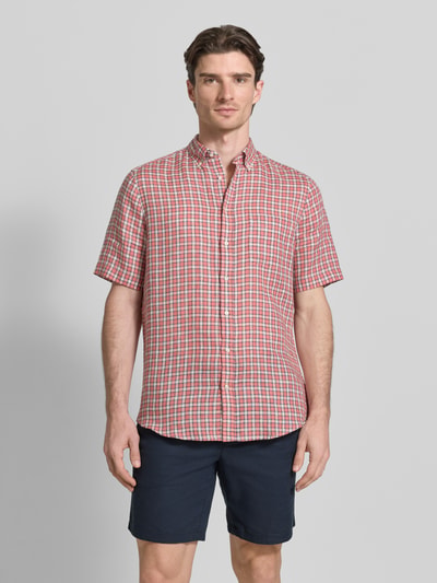 Männermodel trägt Regular Fit Freizeithemd aus Leinen von Christian Berg Men, kariertes Muster in Rot und Weiß, Ganzkörperansicht von vorne.