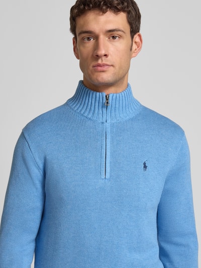 Männermodel trägt Troyer mit Label-Stitching von Polo Ralph Lauren aus reiner Baumwolle in Hellblau, Nahaufnahme Oberkörper.