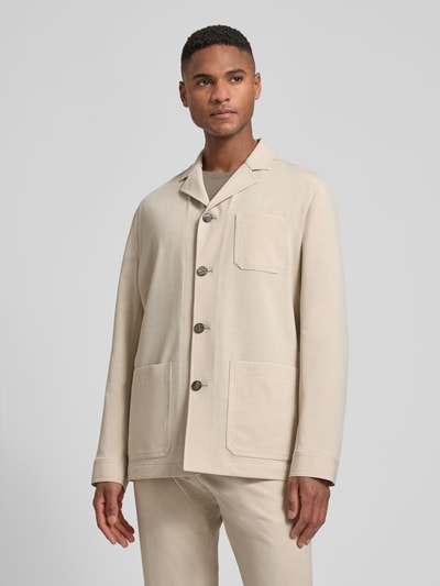 Männermodel trägt Relaxed Fit Hemdjacke mit Viskose-Anteil Modell 'Bill' von DIGEL in Beige, strukturierte Oberfläche, Ganzkörperansicht von vorne. Elastischer Material-Mix, aufgesetzte Taschen, Reverskragen, durchgehende Knopfleiste, Rückenlänge bei Größe 50 beträgt 75 cm.