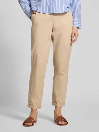 Frauenmodel trägt Casual Fit Chino mit Baumwoll-Anteil von Christian Berg Woman, Beige, Seitentaschen, Gürtel, Verkürzt, Nahaufnahme Unterkörper.