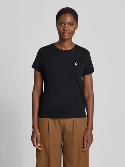 Frauenmodel trägt Regular Fit T-Shirt aus reiner Baumwolle von Polo Ralph Lauren in Schwarz mit kleinem Logo, Damen T-Shirt, Ganzkörperansicht von vorne.