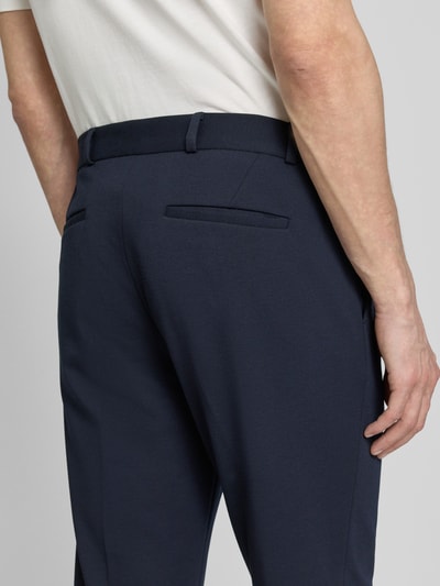 Männermodel trägt dunkelblaue Hose mit Gesäßtaschen Modell 'Connor40' von Zuitable, Material-Mix mit Viskose-Anteil, Nahaufnahme Rückansicht.
