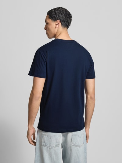 Männermodel trägt Slim Fit T-shirt uit puur katoen Model 'LINEAR CHEST TEE' van Tommy Jeans, look: effen, regular fit, korte mouw, ronde hals, labelprint, materiaal: puur katoen, geheellichaamsaanzicht rugaanzicht.