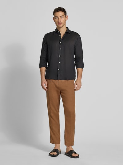 Männermodel trägt Regular Fit Leinenhemd mit Kentkragen Modell 'CAMICIA' von MARKUP in Schwarz, Knopfleiste, Ganzkörperansicht von vorne, Rückenlänge 71 cm, Schulterbreite 43 cm, Ärmellänge 65 cm bei Größe M, reine Leinen-Textur.