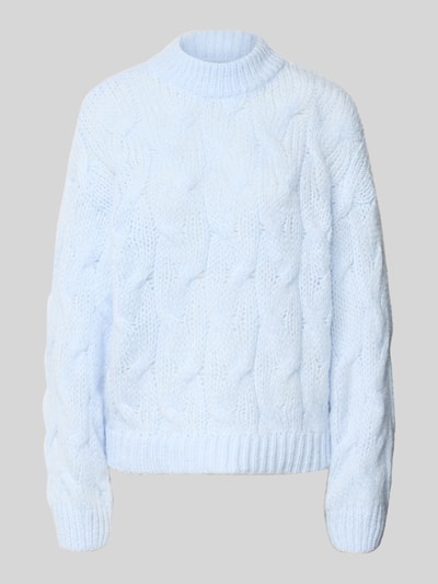 Produktfoto, heller blauer Strickpullover mit Zopfmuster, weiche Oberfläche, Regular Fit Pullover mit Rundhalsausschnitt Modell 'MAYBE' von VERO MODA