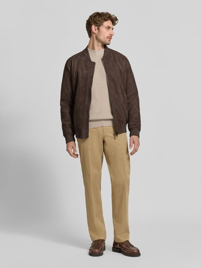 Männermodel trägt Regular Fit Chino aus Baumwoll-Mix Modell 'Evans' von Brax in Beige, glatte Twill-Struktur, Ganzkörperansicht von vorne.