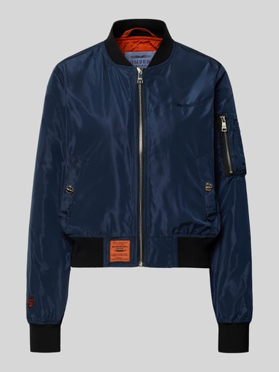 Produktfoto, Bomberjacke mit Label-Patch und Reißverschlusstasche am Ärmel von Original Bombers in Dunkelblau, glänzende Struktur, Stehkragen, Reißverschluss, Lockerer-Schnitt, Seitliche Eingrifftaschen mit Druckknopfverschluss, elastische Abschlüsse, Logo-Stitching, Kontrast-Innenfutter, für Damen, Maße: Rückenlänge 53 cm, Schulterbreite 37 cm, Brustweite 48 cm, Ärmellänge 63 cm