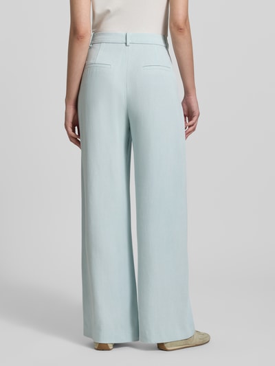 Vrouwenmodel draagt Wide Fit pantalon uit puur lyocell van Jake*s Collection in lichtblauw met achterzakken, haak- en ritssluiting, bandwijdte maat 38: 42 cm, binnenbeenlengte maat 38: 81 cm, volledig van achteren.