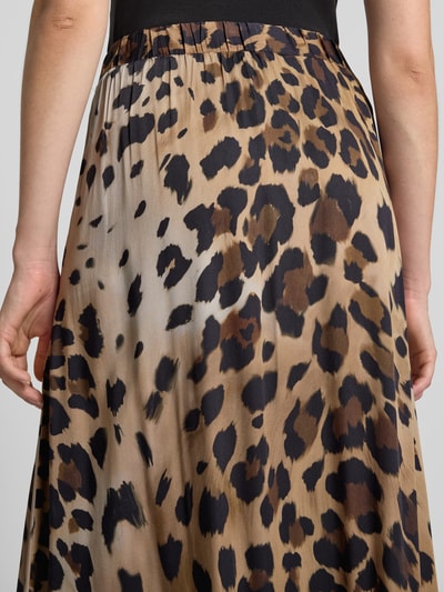 Männermodel trägt Maxirock aus reiner Viskose mit Allover-Animal-Print von Smith and Soul, beż, czarny, Zakładki w pasie, Linia a, detaliczne ujęcie z tyłu, Szerokość w rozmiarze S: 37 cm, całkowita długość w rozmiarze S: 93 cm.