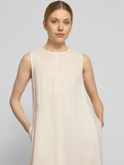 Frauenmodel trägt Relaxed Fit Midikleid aus reinen Leinen von Jake*s Collection in Beige, Rundhalsausschnitt, Ärmelloses-Design, Nahaufnahme Oberkörper. Rückenlänge Größe 36: 126 cm, Brustweite Größe 36: 47 cm.