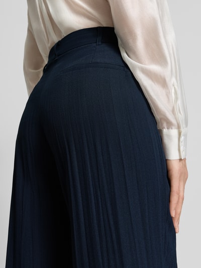 Frauenmodel trägt Wide Leg Stoffhose mit Gürtelschlaufen von MAX&Co. in Dunkelblau, unifarben, seitliche Eingrifftaschen, Detailaufnahme Rückansicht.