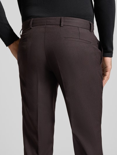 Männermodel draagt straight fit Heren pantalon van zuivere scheerwol Model 'Paco' van CG – CLUB of GENTS in donkerbruin, Bandplooien, knoop- en ritssluiting, zijzakken en achterzakken, Ganzkörperansicht Rückansicht