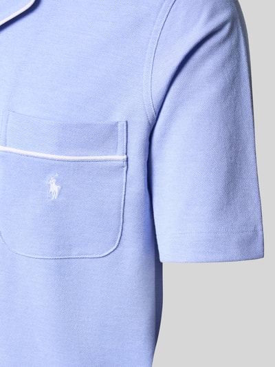 Männermodel trägt Regular Fit Pyjama aus reiner Baumwolle von Polo Ralph Lauren Underwear in Hellblau, Logo-Stitching, Nahaufnahme Oberkörper