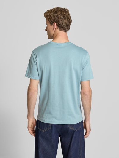 Männermodel trägt T-Shirt mit Label-Stitching mit Rundhalsausschnitt von CHAMPION aus Reine Baumwolle im Regular-Fit, Rückenansicht. Rückenlänge bei Größe M: 68 cm.