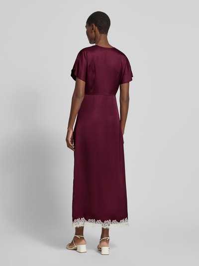 Frauenmodel trägt Maxikleid aus Viskose mit Spitzenbesatz von Jake*s Collection in Bordeaux, A-Linie, Spitzenbesatz, Rückenlänge 133 cm, Brustweite 52 cm, Ärmellänge 13 cm, Reine Viskose, Ganzkörperansicht Rückansicht.