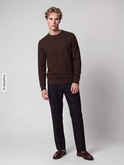 Männermodel trägt Regular Fit Strickpullover aus reiner Baumwolle Modell 'DANE' von Selected, dunkles Braun, dezente Textur, Ganzkörperansicht von vorne, Herren Pullover von Selected, KI-modifiziertes Bild.