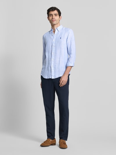 Mannelijk model draagt Regular Fit Vrijetijdsoverhemd uit puur linnen van Polo Ralph Lauren, gestreept, twotone, voorkant, full body shot