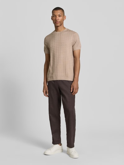 Männermodel trägt T-Shirt mit Label-Detail Modell 'Theor' von JOOP! Collection in Beige, Viskose-Mix, gerader Schnitt, Ganzkörperansicht von vorne.