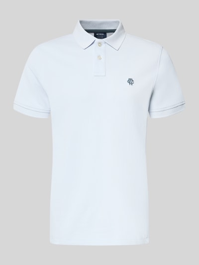 Produktfoto, Slim Fit Poloshirt mit Logo-Stitching von MCNEAL in Hellblau, reine Baumwolle, kurzer Schnitt, sichtbares Logo, glatte Textur