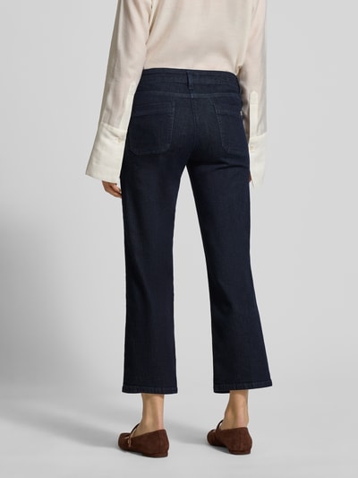 Vrouwenmodel draagt donkerblauwe Jeans in verkorte pasvorm Modell 'TESS' van Cambio, katoenmengsel, rechte snit, achteraanzicht hele lichaam
