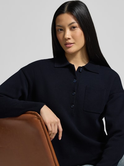 Frauenmodel trägt Strickpullover mit Polokragen und Brusttasche von JAKE*S STUDIO WOMAN, dunkelblau, Baumwoll-Mix, Nahaufnahme Oberkörper.